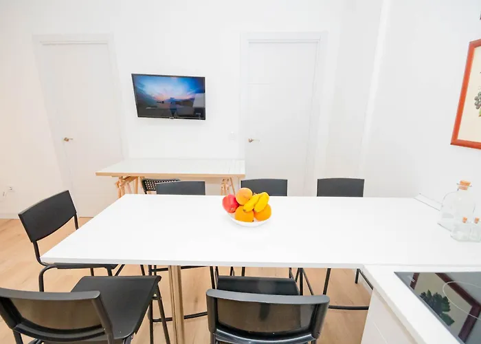For You Rentals Cozy And Charming 3-Bedroom Apartment Temporal In Madrid Aso180