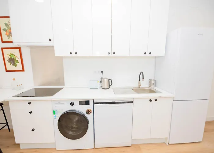 For You Rentals Cozy And Charming 3-Bedroom Apartment Temporal In Madrid Aso180